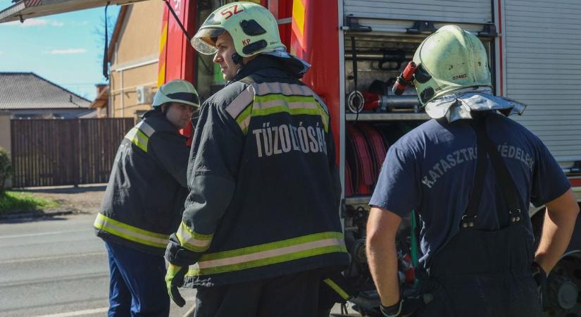 Teljes terjedelmében égett egy autó az M3-as hajdú-bihari szakaszán!