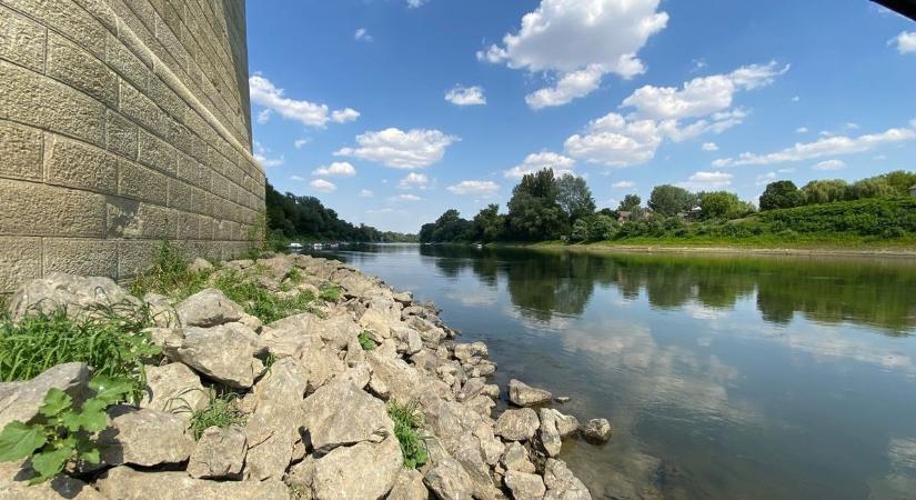 Ijesztő látványt nyújt a Tisza belvárosi szakasza Szolnoknál
