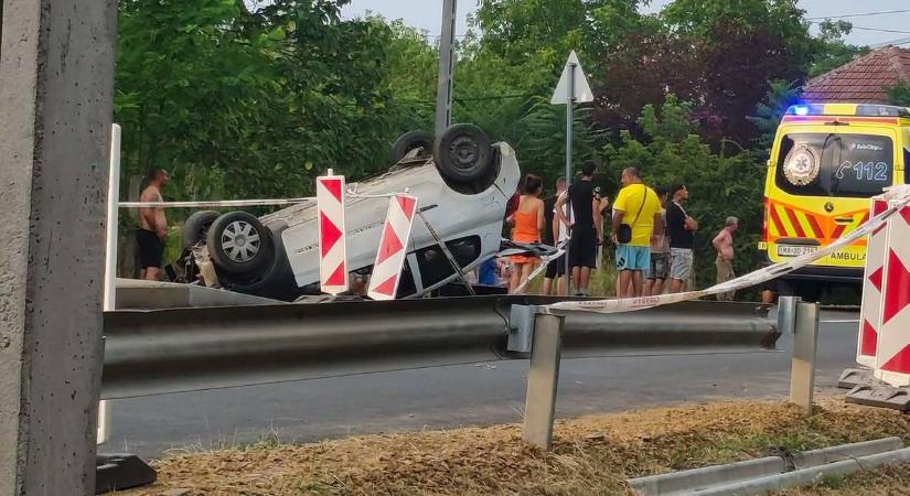 Még át sem adták az utat, de már megtörtént az első baleset a hevesi faluban