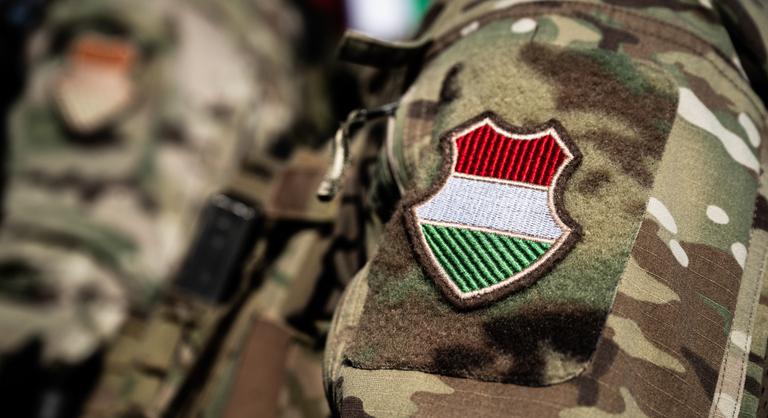 Korlátlan kilométer és állandó sofőr jár a honvédség csúcsvezetőinek