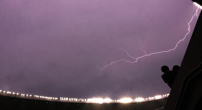 Képeken az Azteca stadion népe, a vihar elvonulására várva
