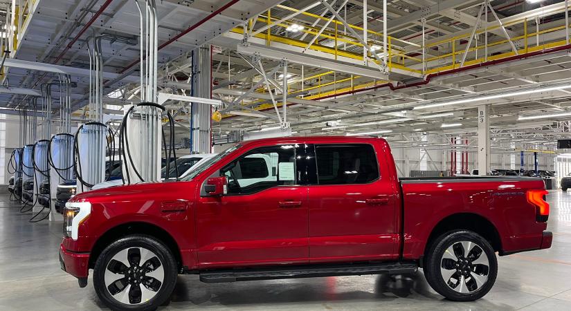 Elbukott az AI, újra embereket alkalmaz a Ford