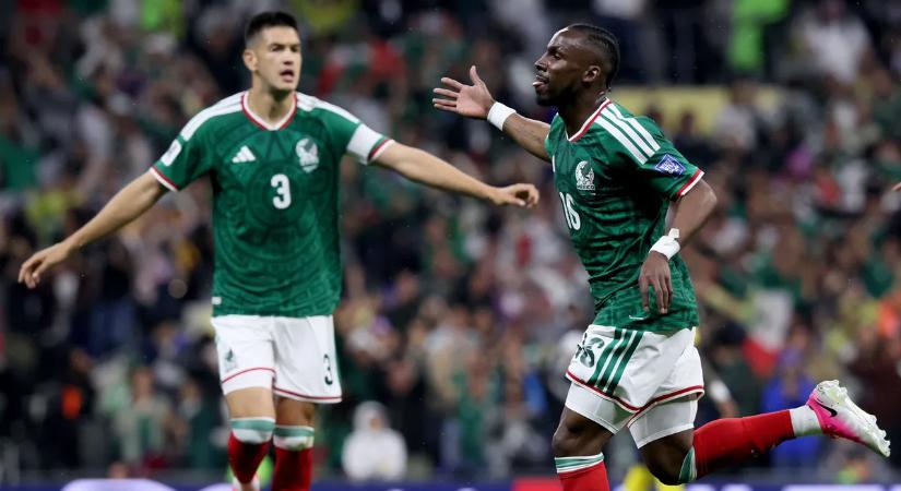Videók: hatalmas gólt ragasztott az ecuadori kapuba Mexikó sztárja