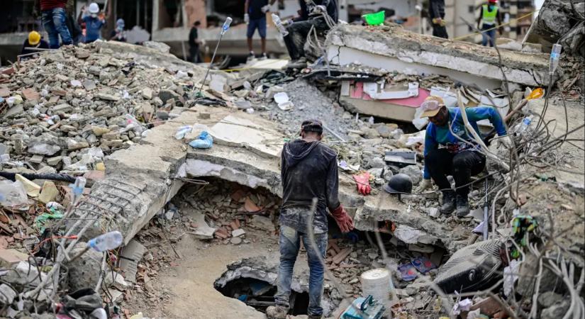 Hat nappal a földrengés után mentettek ki egy kétéves gyereket a romok alól Venezuelában