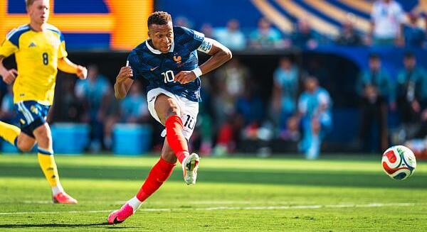 Mbappé duplájával simán továbbjutott Franciaország