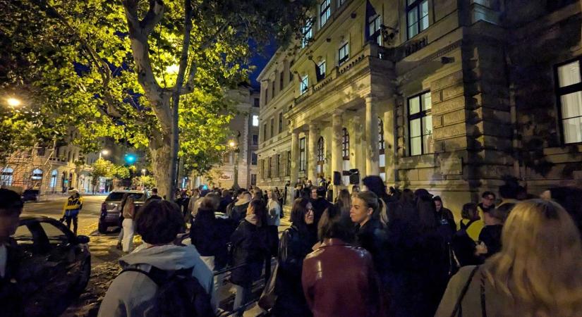 „Nem lett eredménye a tavalyi tüntetésnek” – a BGE hallgatói újra demonstrálnak, szerintük tovább romlott a helyzet, és egyre többen hagyják ott az egyetemet
