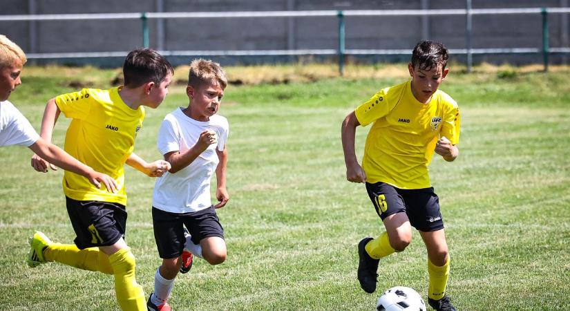 Hat csapat küzdött egymással és a meleggel az utánpótlástornán Kakasdon (galéria)