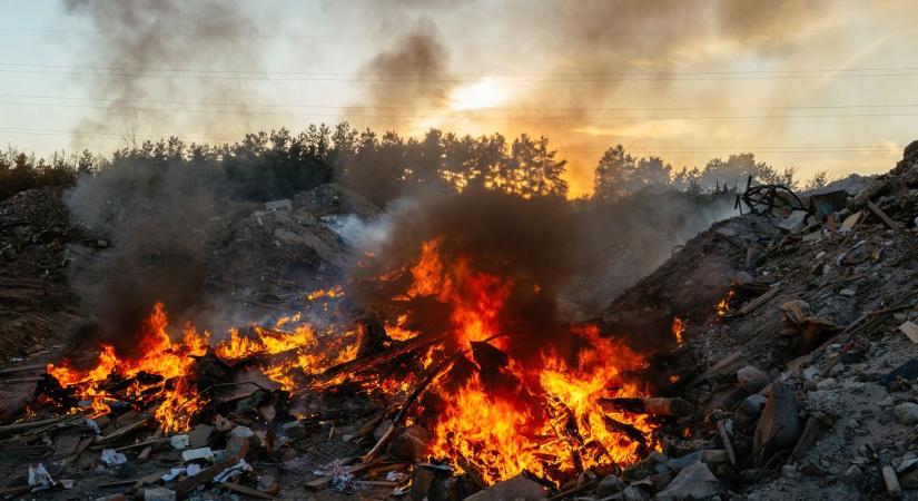 Tűz pusztított a cikói hulladéklerakóban, erőgépet is bevetettek