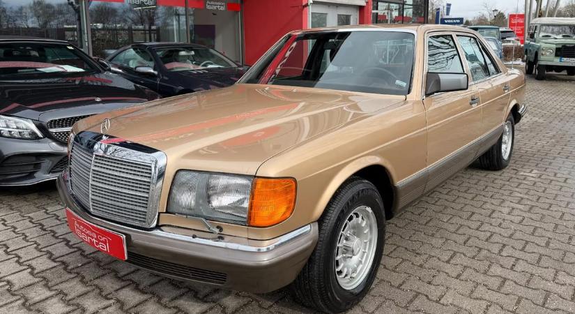 V8 és barna velúr: a 80-as évekbe repít vissza ez az alig használt Mercedes S-osztály