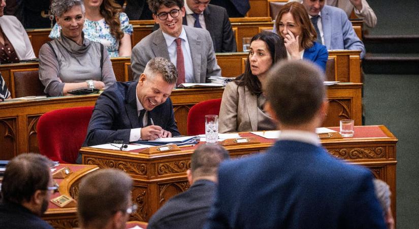 Bebetonozott pozíciók vagy ellustuló képviselők – mi szól a mandátumkorlátozás ellen és mellette?