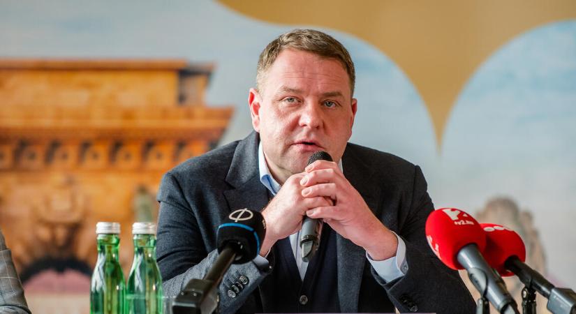 Az Orbán-kormány egyik legnagyobb pénzosztóját rúgták ki