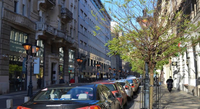 Budapestről eltűnnek a parkolóautomaták: mától csak mobillal lehet parkolni, komoly drágulás is életbe lép