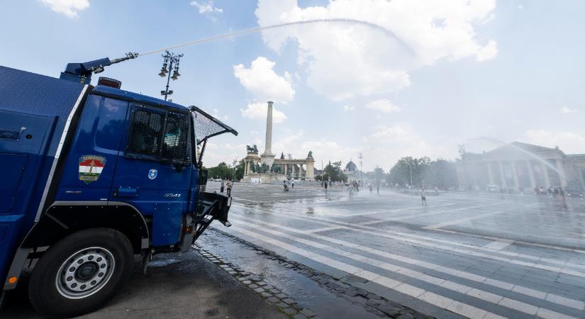 A rendőrség vízágyúkat vetett be a Hősök terén