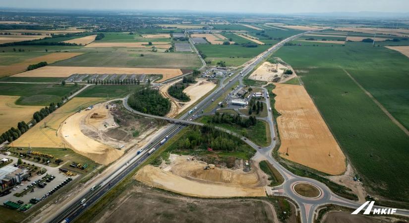 Teljesen átalakul az M1-es egyik fontos pihenőhelye, új híd és rengeteg parkoló is épül