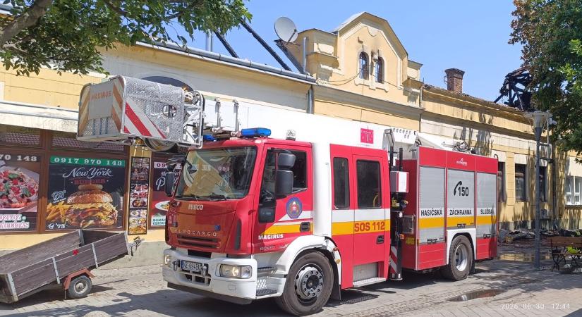 Féltik a helyiek a párkányi turizmust, miután leégett egy egész házsor teteje