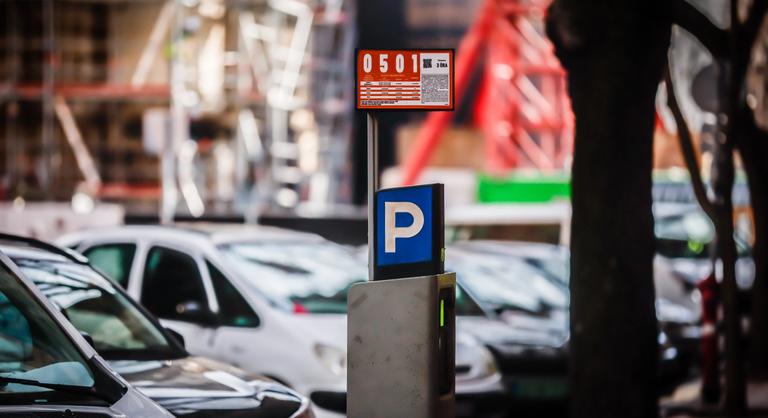 Radikális fordulat a budapesti parkolásban: mától eltűnnek az automaták, drágulnak a zónák