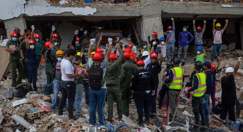 Csoda Venezuelában: hat nap után élve találtak meg egy kisfiút – A halottak száma már közel kétezer