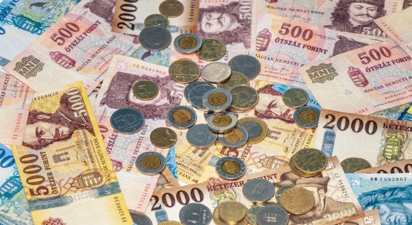 Mérföldekre az euró: úgy tűnik, Magyar Péter nem túlzott a parlamentben
