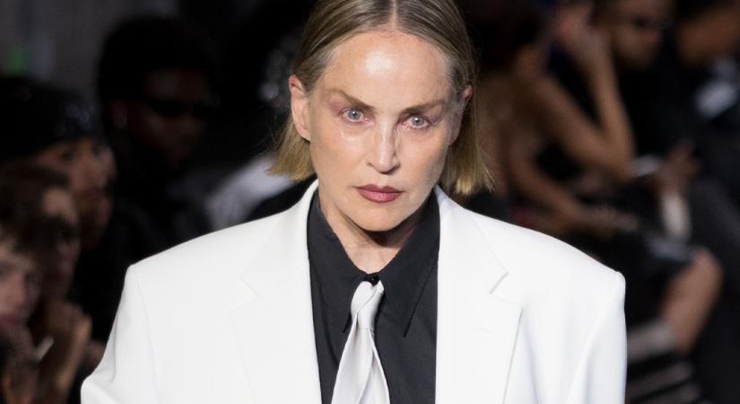 Alig lehet ráismerni a 68 éves Sharon Stone-ra a párizsi divathét kifutóján – merész megjelenésével mindenkit megdöbbentett
