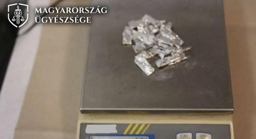 Naponta járt kristályért egy dílerhez egy tinédzser – vádat emeltek