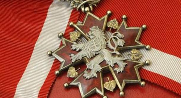 Csehországban is indítványozzák Zelenszkij megfosztását a legmagasabb cseh kitüntetéstől