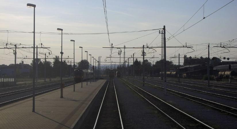 Fennakadás a szolnoki vasútvonalon: biztosítóberendezési hiba okoz késéseket