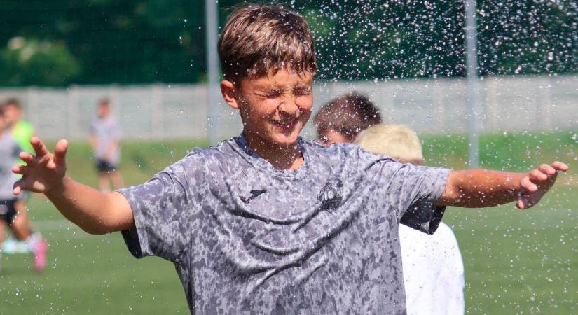 A forróságtól védik őket, de a vb-lázat nem ússzák meg a gyerekek a Filo SE táborában (fotókkal, videóval)