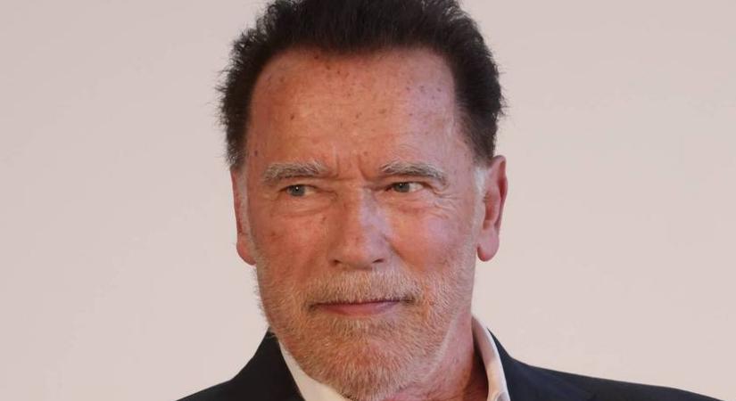 Arnold Schwarzenegger eltitkolt fia egy pesti edzőteremben fotózkodott: bajusszal alig ismertük fel Joseph-et