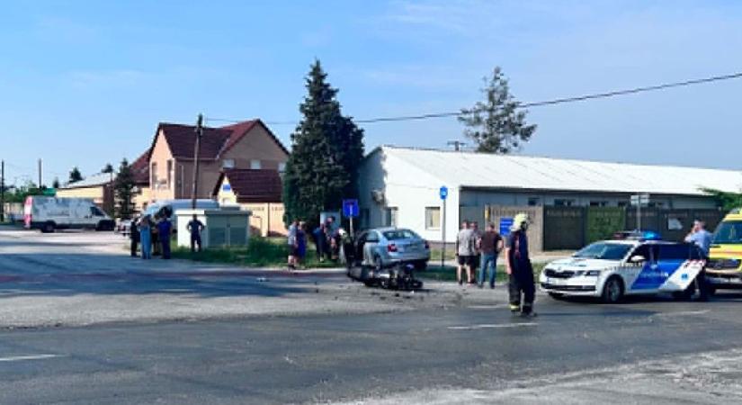 Friss: helyszíni fotókon a tatai motoros baleset, mentők és tűzoltók érkeztek