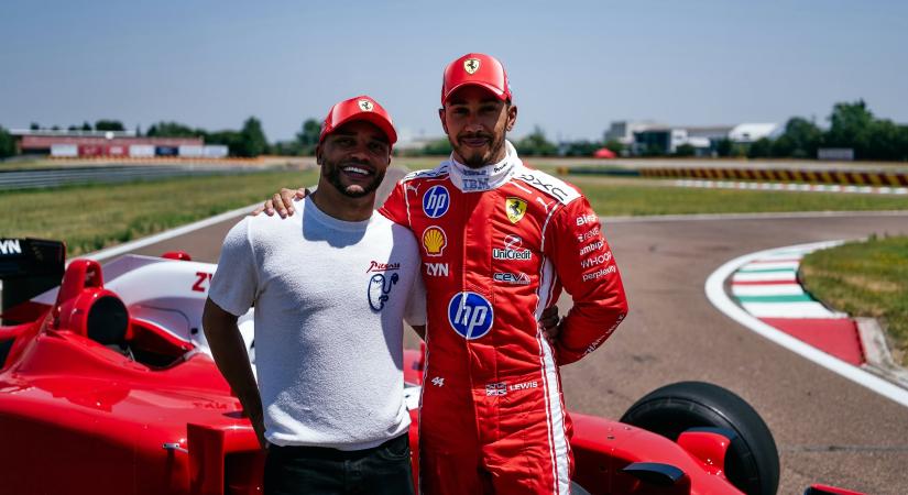 Elképesztő ajándékot adott Lewis Hamilton