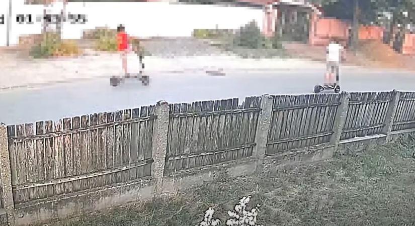 Megrázó videó: életveszélyes rolleres bukás Nyíregyházán, métereket csúszott a fiatal