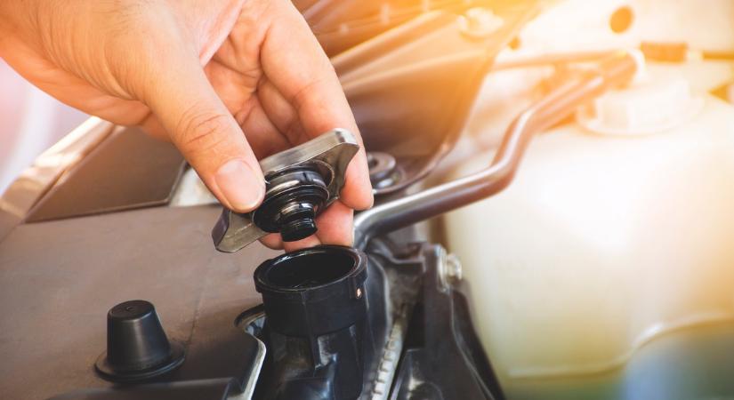 Ha a nagy melegben ezt csinálja az autója, azonnal álljon meg: milliós motorhiba előszele lehet