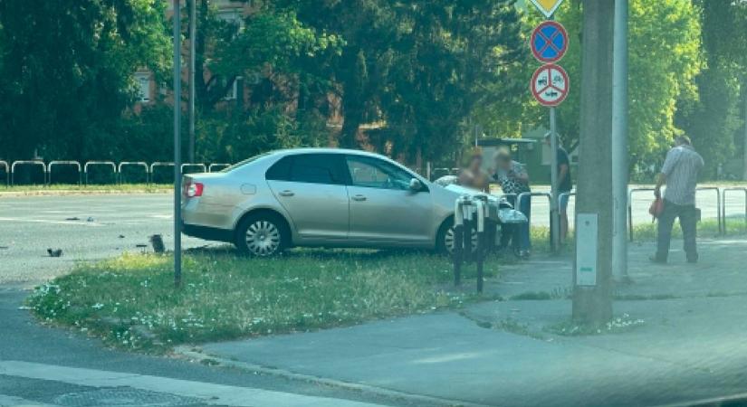 A korlát fogta meg az autót a kaposvári csomópontban