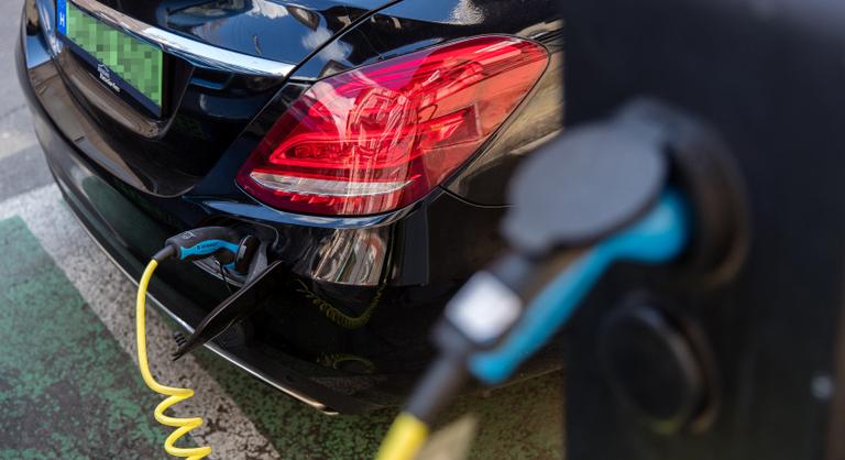 Durván megsarcolják az elektromos autók tulajdonosait, rémálommá válhat a parkolás