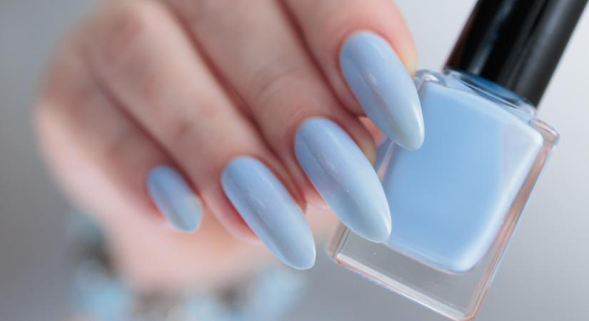A baby blue manikűrnél nincs most menőbb, ezért a körömtrendért sokan rajonganak