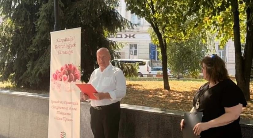 Győrffy Mária előtt tisztelgett a Kárpátaljai Rózsahölgyek Társasága - Rózsába zárt emlékezet