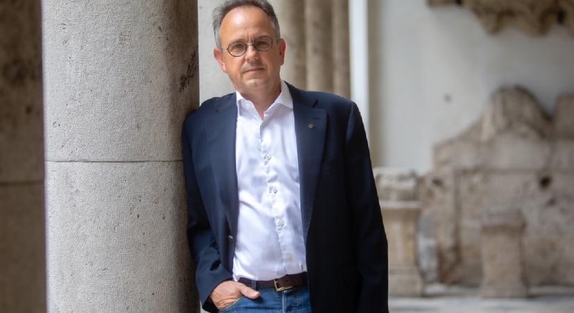 A DK-s képviselő asztalra csapott: Mit keres még mindig a letartóztatott fideszes politikus az egyetem vezetésében?