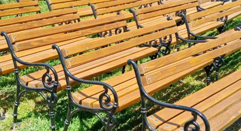 Raktárban porosodnak az adományokból vásárolt padok Óbecsén