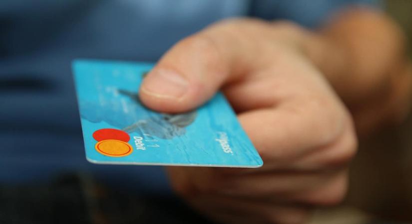 Mától drágább lett a bankolás: a legtöbb bankszámlát elérte az áremelés