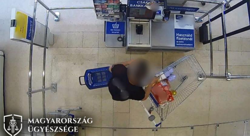 Csalás bűntettével gyanúsítják a polgármestert, aki legót lopott sárgarépa vonalkódjával