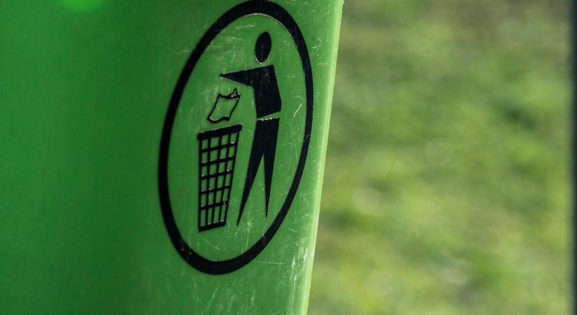 Csak egy kartondobozt tett a kuka mellé, 400 ezres bírságot kapott érte