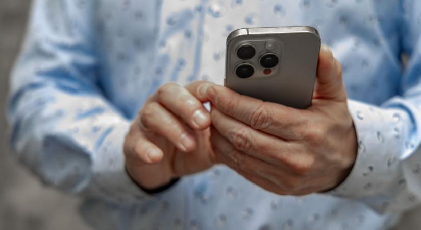 Álnév mögé bújt, majd intim fotókkal zsarolta volt párját – vádat emeltek ellene