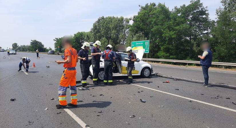 Durva baleset történt az M3-as felhajtónál – két autó ütközött össze (fotókkal)