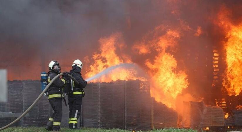 EXTRÉM IDŐ: A tűzoltók tűzzel védekeznek Vajszló és Hirics között!