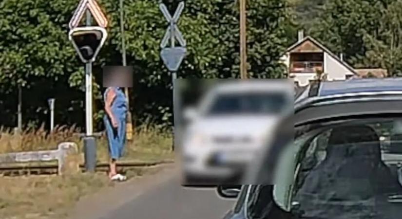 Őrület: önkéntes forgalmistát játszott a hölgy a vasúti átjáróban!