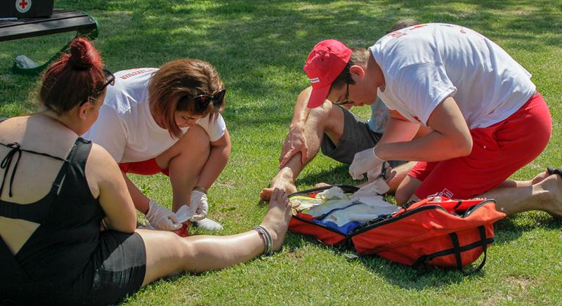 Önkéntesek segítik a balatoni strandolók ellátását