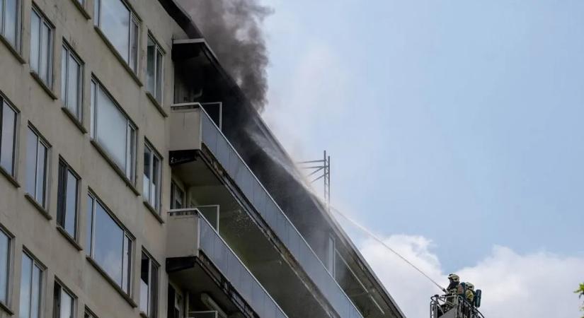 Felcsaptak a lángok egy lakóházban, rengeteg a halott és a sérült
