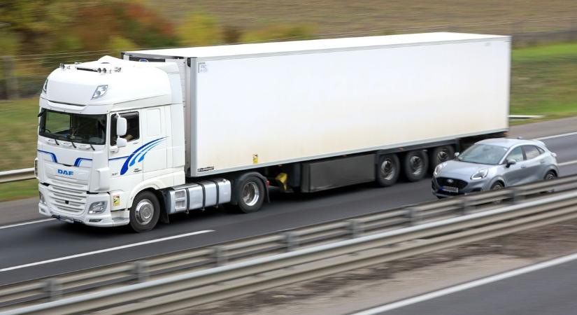 Szerdán sincs változás, ellepték a kamionok az M1-es autópályát