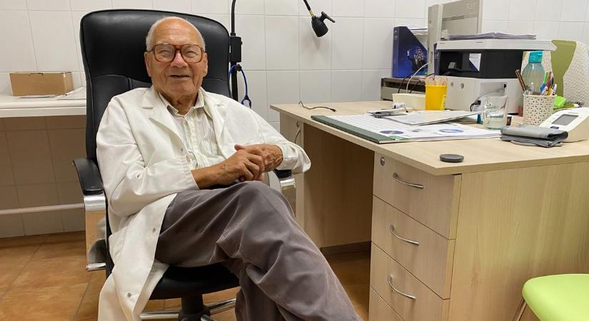 „Azt üzenem az orvosoknak: szeressék a munkájukat” – 60 év után vonul nyugdíjba Baja legendás háziorvosa