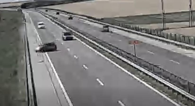 Hajmeresztő manőver az autópályán: Egy pillanaton múlt a tömegkarambol - videó